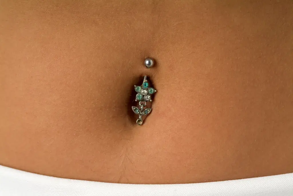 belly button piercing